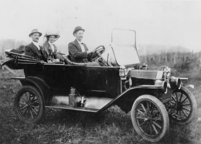 StateLibQld_2_179851_1913_Model_T_Ford_takes_a_couple_off_on_their_honeymoon,_1913